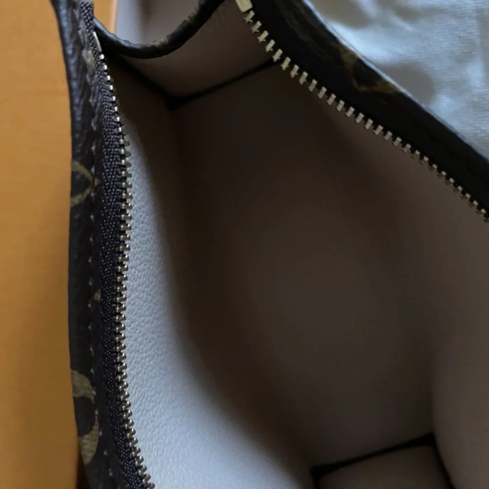 Louis Vuitton toilet pouch 15 MNG - Picture 2 of 5